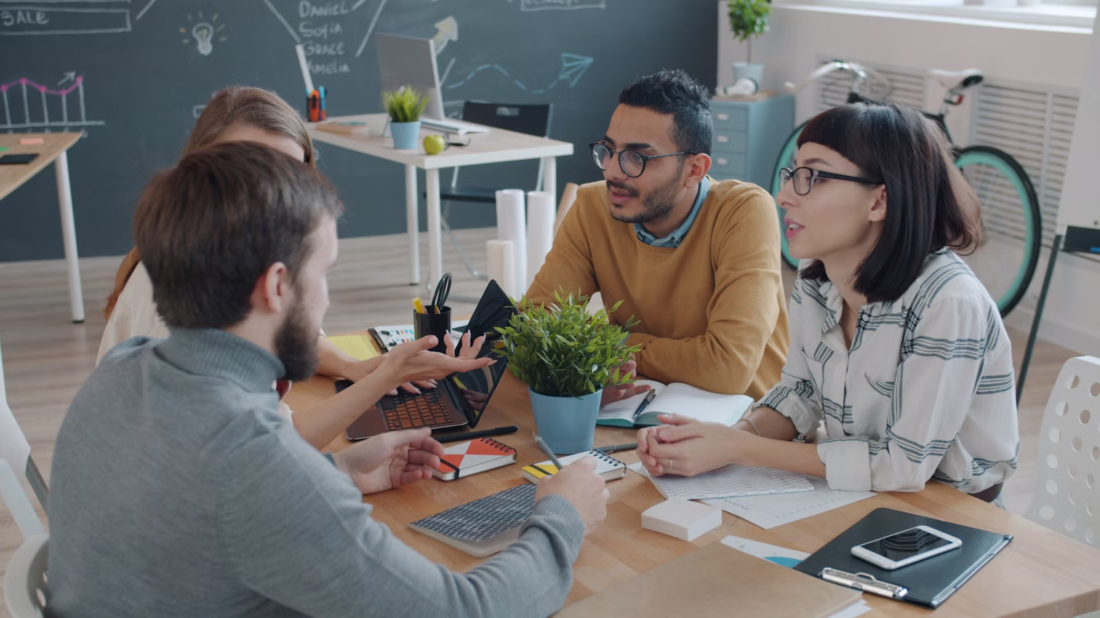 Equipo de trabajo en oficina